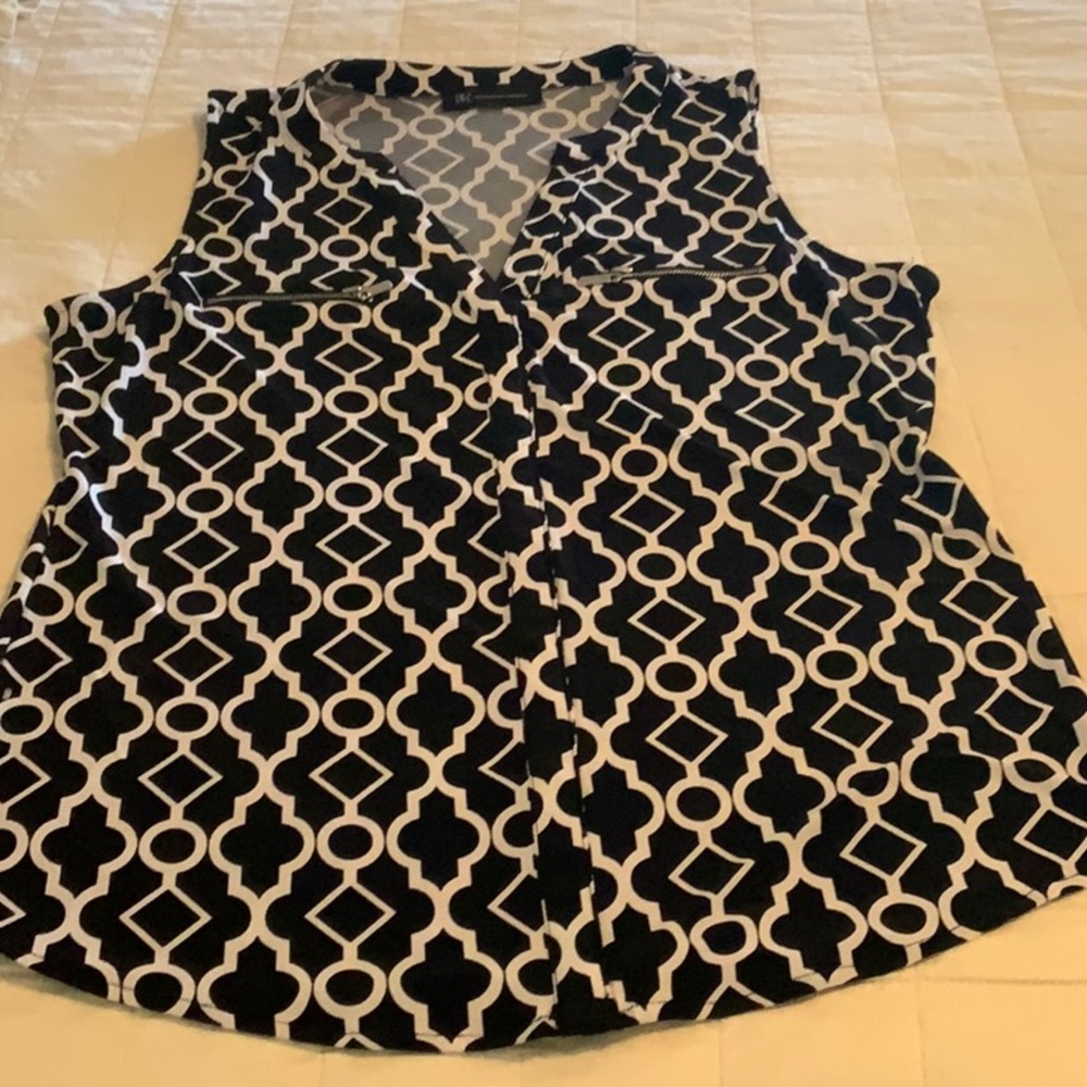 Short shelve black & white top with zipper embellishment